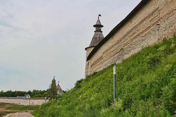 Benzersiz bir mimari eser, Rusya 'nın Büyük Nehir kıyısındaki Pskov kentindeki en eski kalesi olan Pskov Kremlin' dir (Krom)..