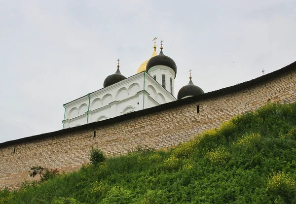 Benzersiz bir mimari eser, Rusya 'nın Büyük Nehir kıyısındaki Pskov kentindeki en eski kalesi olan Pskov Kremlin' dir (Krom)..