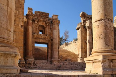 Ürdün 'ün Jerash kentindeki antik Roma şehrinin tepesinden, yazın modern Orta Doğu şehrinin arka planına bakın..