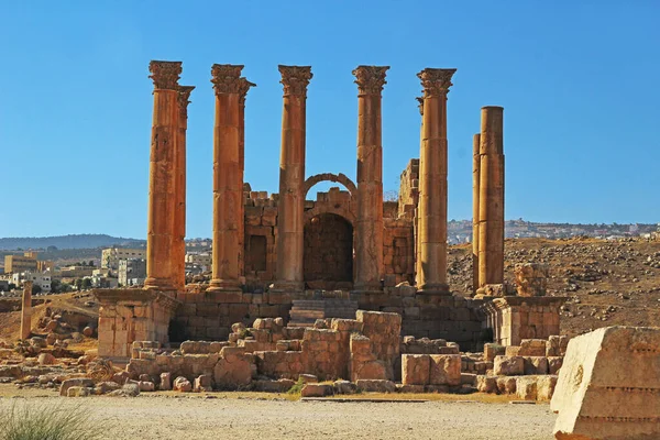 Ürdün 'ün Jerash kentindeki antik Roma şehrinin tepesinden, yazın modern Orta Doğu şehrinin arka planına bakın..