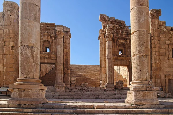Ürdün 'ün Jerash kentindeki antik Roma şehrinin tepesinden, yazın modern Orta Doğu şehrinin arka planına bakın..