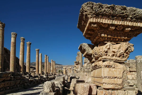 Ürdün 'ün Jerash kentindeki antik Roma şehrinin tepesinden, yazın modern Orta Doğu şehrinin arka planına bakın..