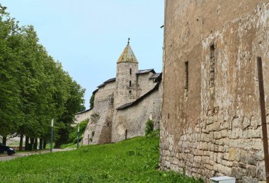 Benzersiz bir mimari eser, Rusya 'nın Büyük Nehir kıyısındaki Pskov kentindeki en eski kalesi olan Pskov Kremlin' dir (Krom)..