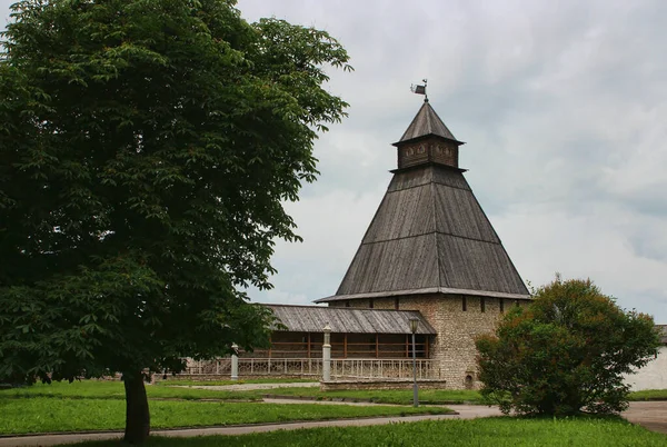 Benzersiz bir mimari eser, Rusya 'nın Büyük Nehir kıyısındaki Pskov kentindeki en eski kalesi olan Pskov Kremlin' dir (Krom)..