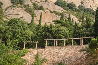   ,             .     .Montserrat bir Benedikt manastırı, bir ruhani sembol ve Katalonya 'nın dini merkezi ve dünyanın dört bir yanından gelen Katolikler için bir hac merkezidir. Bulutlarla kaplı bir manastırın çarpıcı manzarası.