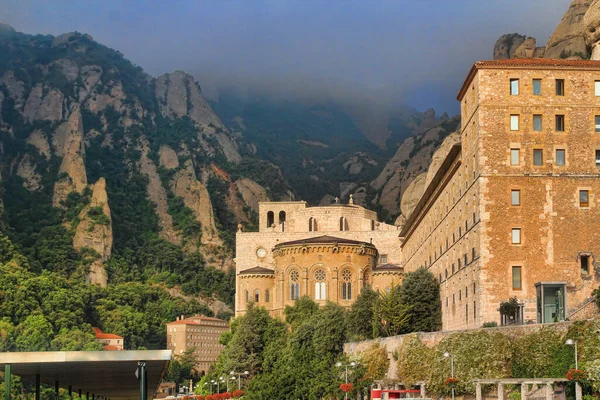   ,             .Montserrat bir Benedikt manastırı, bir ruhani sembol ve Katalonya 'nın dini merkezi ve dünyanın dört bir yanından gelen Katolikler için bir hac merkezidir. Bulutlarla kaplı bir manastırın çarpıcı manzarası.     .