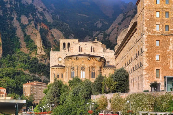   ,             .     .Montserrat bir Benedikt manastırı, bir ruhani sembol ve Katalonya 'nın dini merkezi ve dünyanın dört bir yanından gelen Katolikler için bir hac merkezidir. Bulutlarla kaplı bir manastırın çarpıcı manzarası.