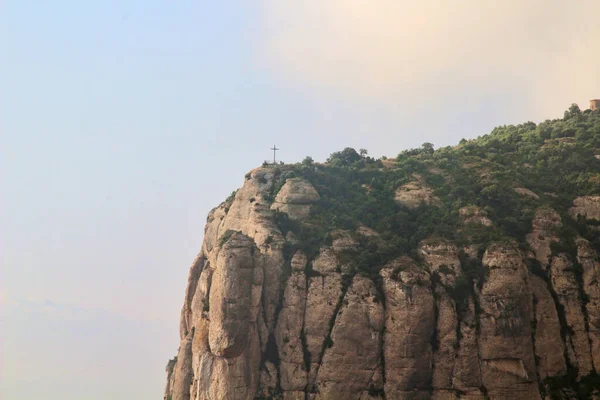   ,             .     .Montserrat bir Benedikt manastırı, bir ruhani sembol ve Katalonya 'nın dini merkezi ve dünyanın dört bir yanından gelen Katolikler için bir hac merkezidir. Bulutlarla kaplı bir manastırın çarpıcı manzarası.