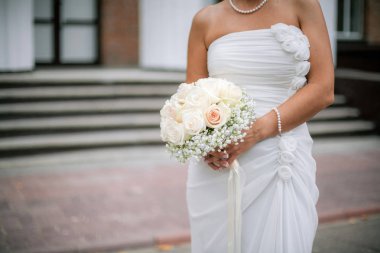 Gelin düğün buketi tutuyor.