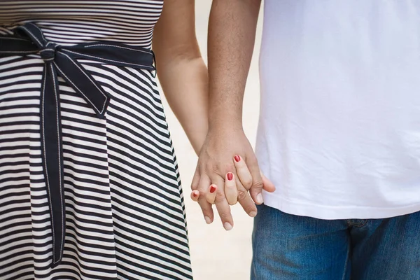 Paar hand in hand — Stockfoto