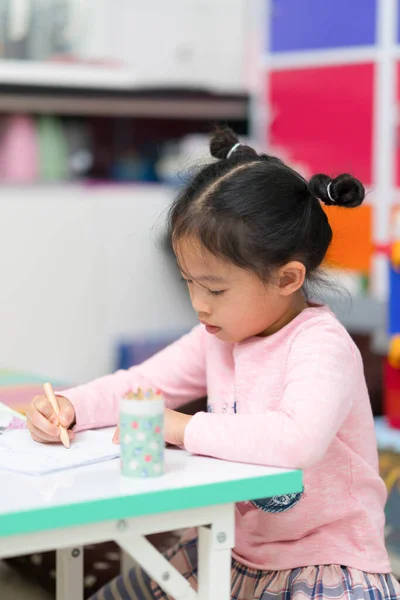 可爱的亚洲女孩泰国人小孩坐着 快乐地在桌上画彩绘作业 — 图库照片