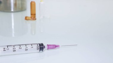 Doktor kavanozunda şırınga ve iğne ve ampul arkaplan