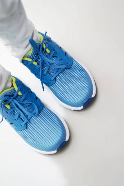 Mavi Spor Ayakkabılar Üstte — Stok fotoğraf