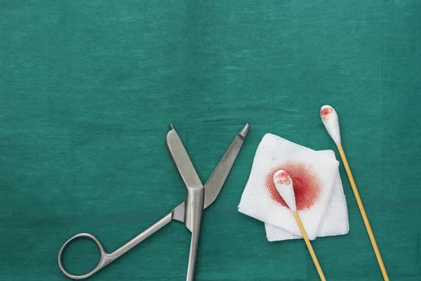 Gaze Sangue Tesoura Duas Varas Algodão Cotonete Vestido Cirúrgico Médico — Fotografia de Stock