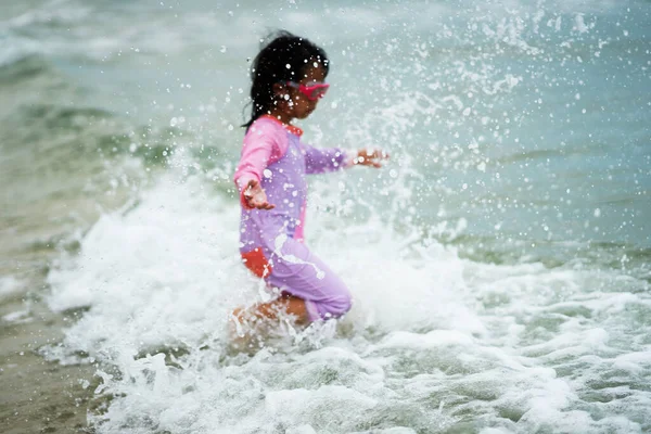 Mädchen Spielen Meerwasser Strand Mit Spritzwasser Stop Motion Strandurlaub Konzept — Stockfoto