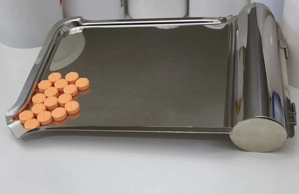ドラッグストアの薬物トレイを数える上でオレンジの医療用錠剤 — ストック写真