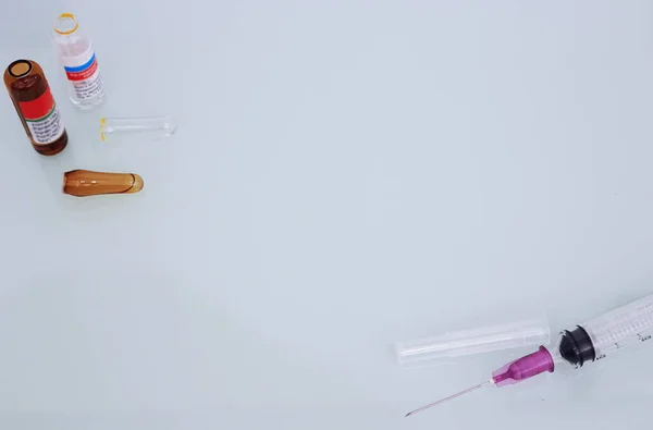注射器と割れたアンプルの背景 — ストック写真