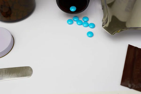 コピースペース付きのドラッグストアテーブルカウンター上の青コーティングされた錠剤と医学的背景 — ストック写真