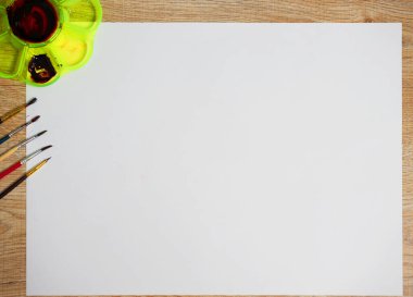 Renkli tabaklar, renk fırçaları ve üst görünüm ile sanat eserlerinin maketi.