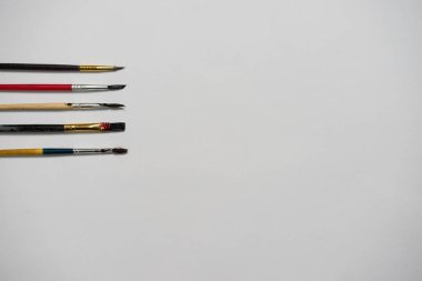 Sanat eserleri ve renk fırçaları, üst görünüm