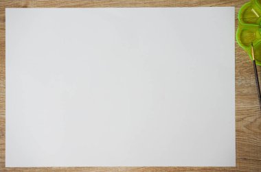 Renkli tabaklar ve fırçalar ile sanat eserleri, üst görünüm