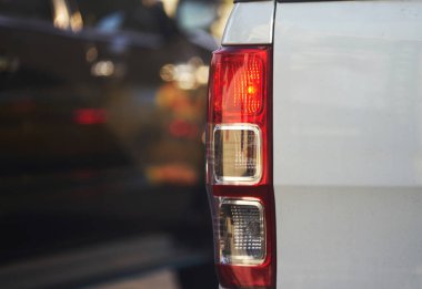 Mini kamyonun arka lambası trafik yolculuğundaki başka bir arabayı kullanarak ışığı yakıyor.