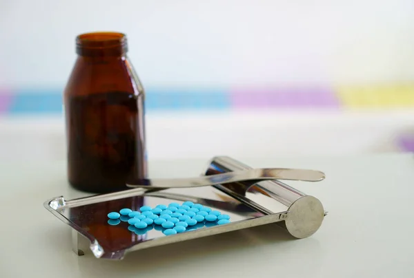 Χάπια Καταμέτρηση Δίσκο Σπάτουλα Και Στρογγυλά Επικαλυμμένα Δισκία Φάρμακο Και — Φωτογραφία Αρχείου