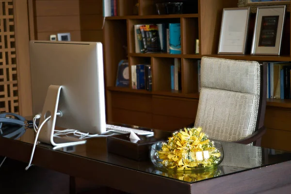 经理或校长的办公室包括计算机扶手椅花瓶 — 图库照片