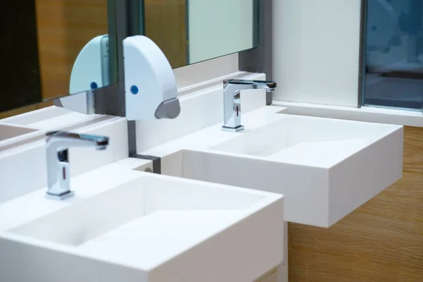 Witte Keramische Spoelbak Waterkraan Met Zeepdispenser Badkamer Toilet — Stockfoto