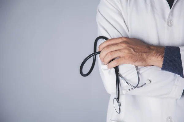 Estetoscopio Médico Mano Sobre Fondo Gris Pared — Foto de Stock