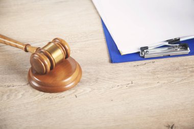 Masasında belge olan ahşap yargıç.