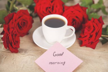 günaydın yazılı kart üzerinde kahve ve güller masasında