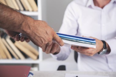 Masada iki işçi el dokümanı var.