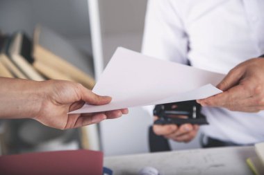 Masada iki işçi el dokümanı var.