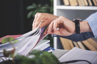 Masanın arkasında el yazısı var.