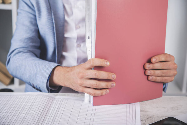 рукотворный документ на столе
