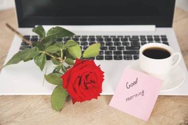 Klavyede güller ve masada kahve