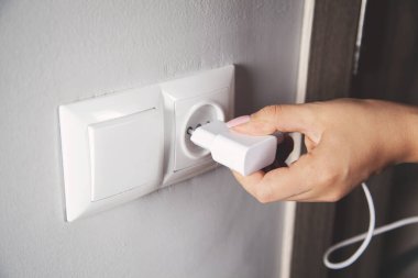 Kadın el fişi ev duvarı arka planında