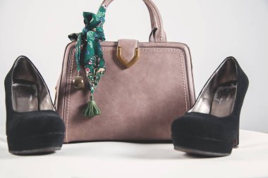 Beyaz masada çantası olan kadın ayakkabıları