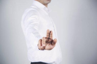 Genç iş adamı ekrana dokunuyor.