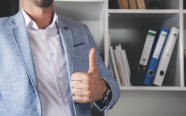 Adam el tamam ofis arkaplanını imzala