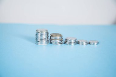 Mavi masa arkasındaki madeni paralar .