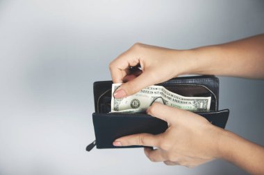 Cüzdanda para tutan kadın. 