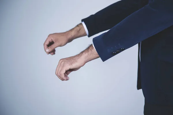 Homem Negócios Pequeno Terno Fundo Cinza — Fotografia de Stock