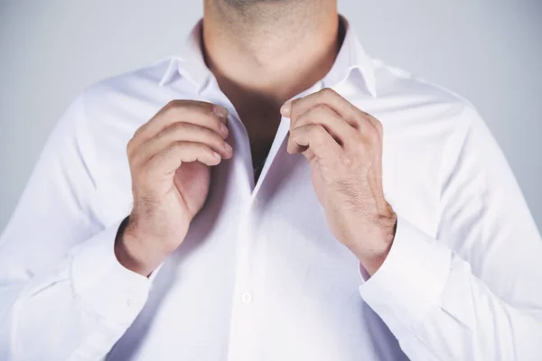 Hombre Negocios Botones Camisa Mano Sobre Fondo Gris —  Fotos de Stock