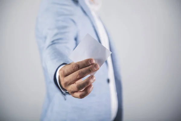 Hombre Negocios Tarjeta Mano Sobre Fondo Gris — Foto de Stock