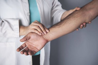 Doktor eli kötü nabız ve karanlık arka plan