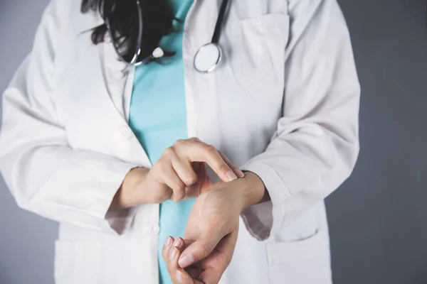 Doctor Mujer Mano Pulso Sobre Fondo Gris — Foto de Stock