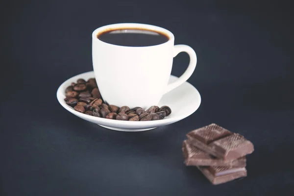 Taza Café Con Granos Fondo Oscuro — Foto de Stock