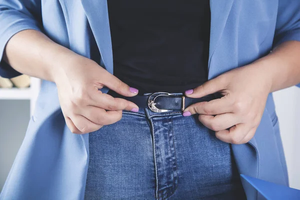 Cinturón Mano Mujer Jeans — Foto de Stock